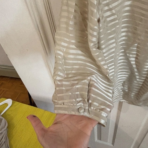 early 2010s H&M shirt pattern 3/4 sleeves beige cream with button details - Picture 6 of 6